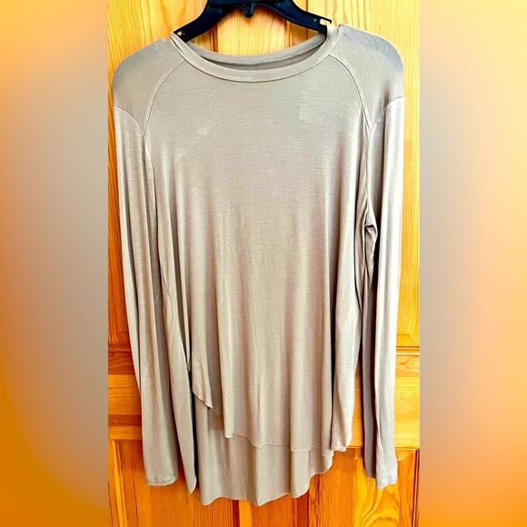 Halogen Tops - Halogen Women's Long Sleeve Beige Top Size Small Unhemmed Bottom Hi Lo Comfort